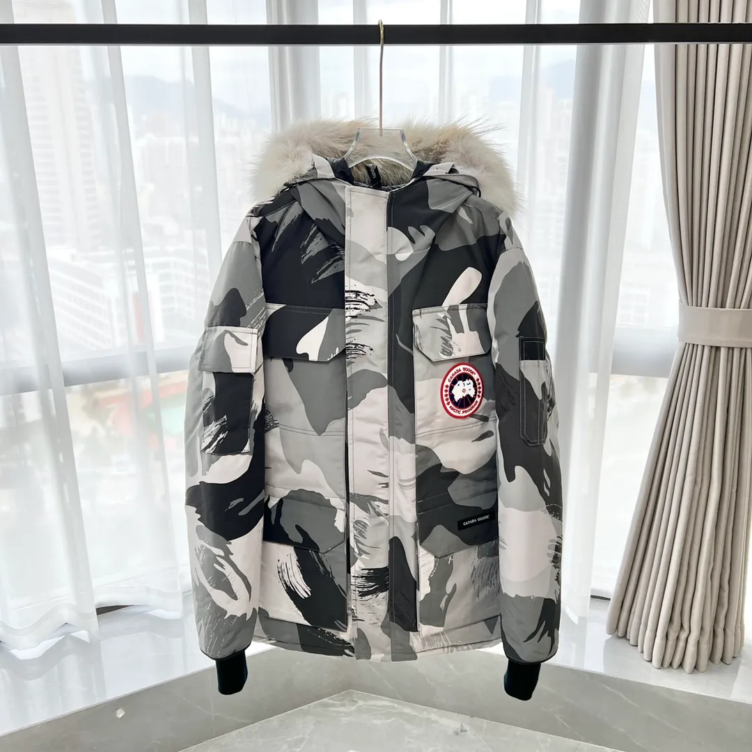 P800 Canada Goose "Canada Goose"🇨🇦 Beichen White / 08 Expedition Parka 4660M Product color: black, off-white, red, sand pink, sky blue, graphite gray, Beichen white, navy blue, sky blue, gray camouflage gray black label Product size: XS, S, M, L, XL, XXL The Expedition was originally a parka designed for scientists at the McMurdo Research Station in Antarctica. Whether your next journey takes you into the frozen urban jungle or across uncharted ice fields, wear Canada Goose's Expedition Parka and get proven results year after year in Antarctica by the National Science Foundation's Center for Polar Research.  Material list: 1⃣ Uses Y-shaped Velcro imported from Taiwan (exclusive in the market) 2⃣ Uses 18-count polyester-cotton blended fabric imported from South Korea (authentic synchronized fabric) 3⃣ National standard 80% white duck down, (zp uses 80% white duck down/90% of all boasts are fake) 4⃣ Western Canadian coyote hair (non-market dyed fox hair filled with wolf hair) Material analysis characteristics: 1⃣ The original/polyester-cotton fabric has a high polyester fiber content, and the polyester-cotton fabric has high heat and light resistance and good stability. It has bright colors, high fiber strength, durability, light resistance, heat resistance, and straightness. 2⃣ As we all know, the original version uses 80% white duck down. The fill power refers to the cubic inches of volume occupied by each ounce (30 grams) of down under certain conditions. If one ounce of down occupies 500 cubic inches, the fill power of the down is 500. So we can simply understand it as: fill power is the volume of down, and the volume of down is fill power. The higher the fill power of down, it means that under the same filling amount, down can fix a larger volume of air layer to keep warm and insulate, so the warmth retention of down is better. 3⃣ Western Canadian coyote hair, "large range of selected neck hair" is soft and fluffy, each wolf hair is 60-63 long / 14-16 wide at the peak, this width + preferred parts. It is basically unmatched by the same industry